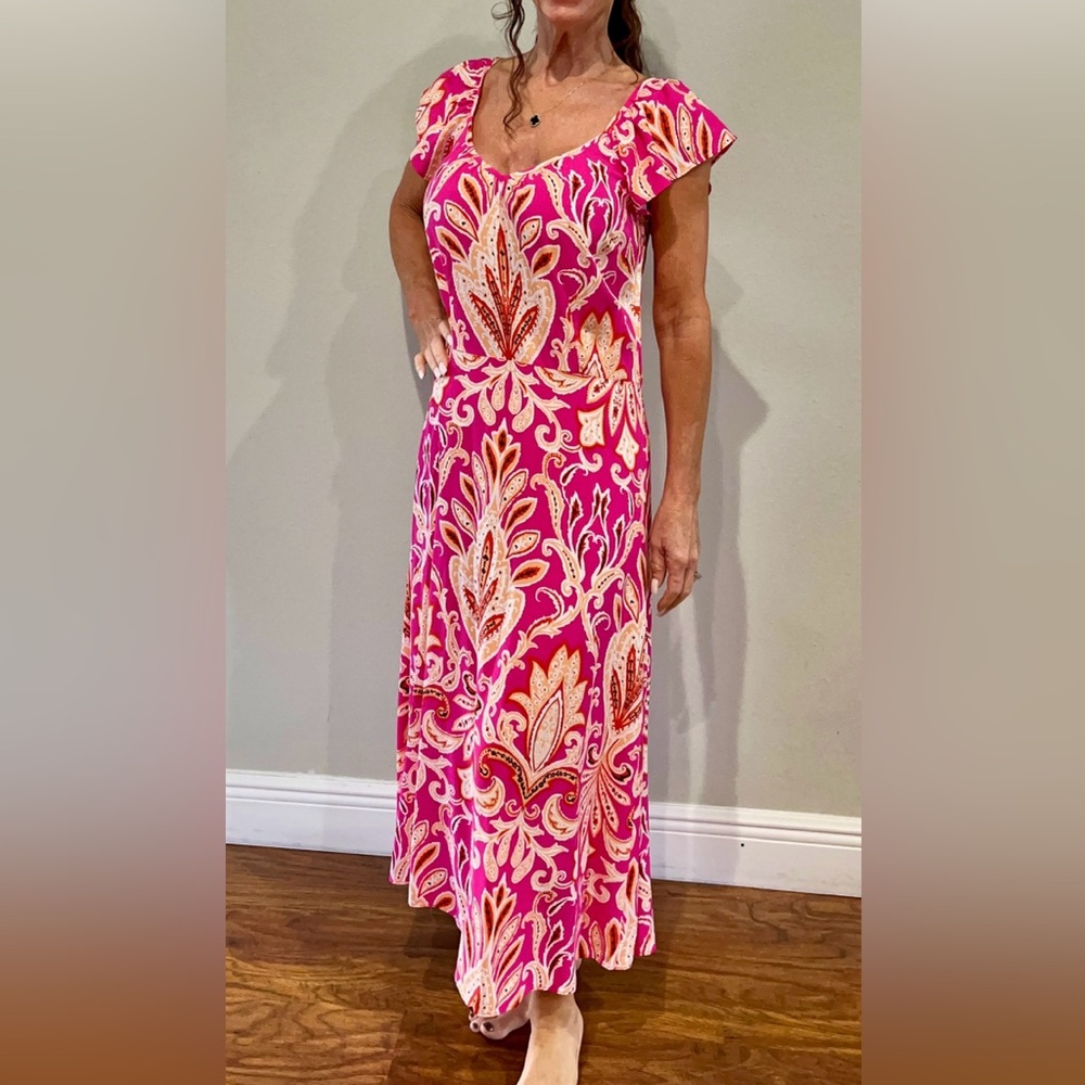 New with tags gorgeous flowy Anne Taylor Dress